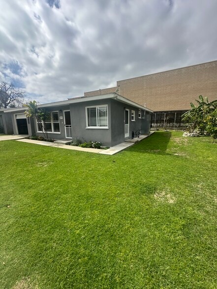 Side yard - 2474 255th St