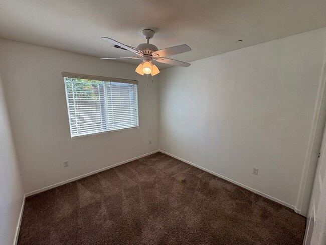Building Photo - Tulare home move-in ready!
