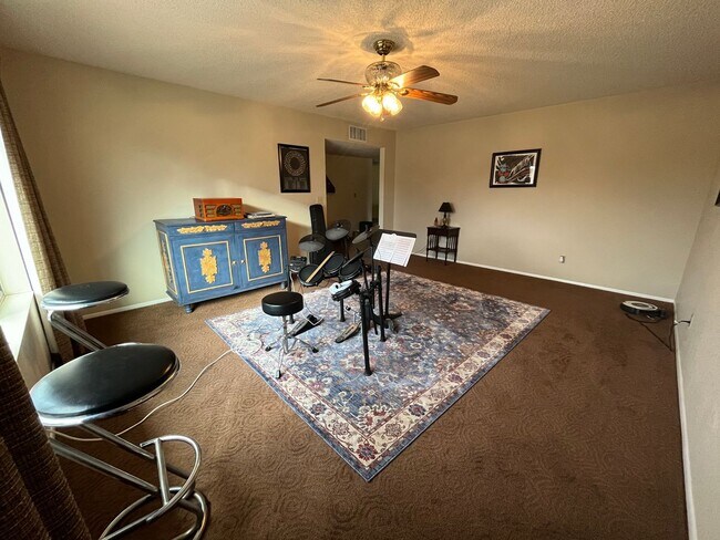 Building Photo - Large 4 bedroom with  yard