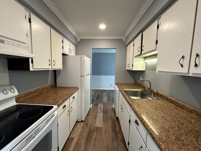 Building Photo - ***REDUCED PRICE***2 Bedroom Townhome in Western Schools