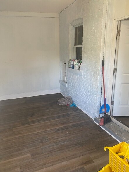 Building Photo - 7940 S Kingston Ave