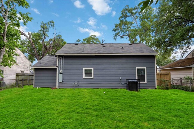 Building Photo - 3806 Zephyr St