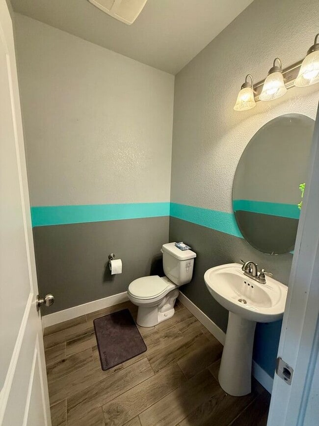 Building Photo - This townhome-style condo truly has it all!