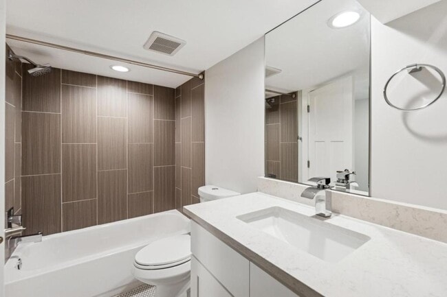 Building Photo - 1041 Yale Ave S