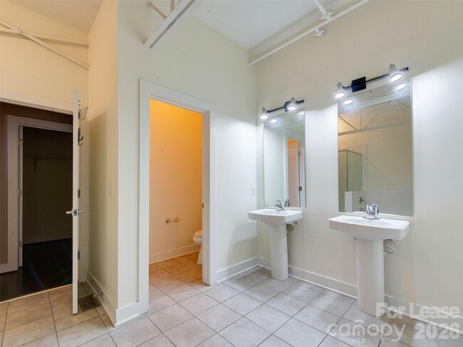 Building Photo - 927 Westmere Ave