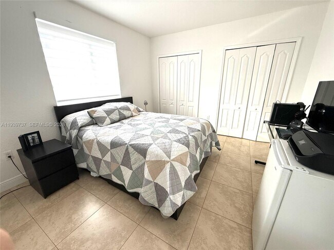 Building Photo - 16950 SW 93rd Ave