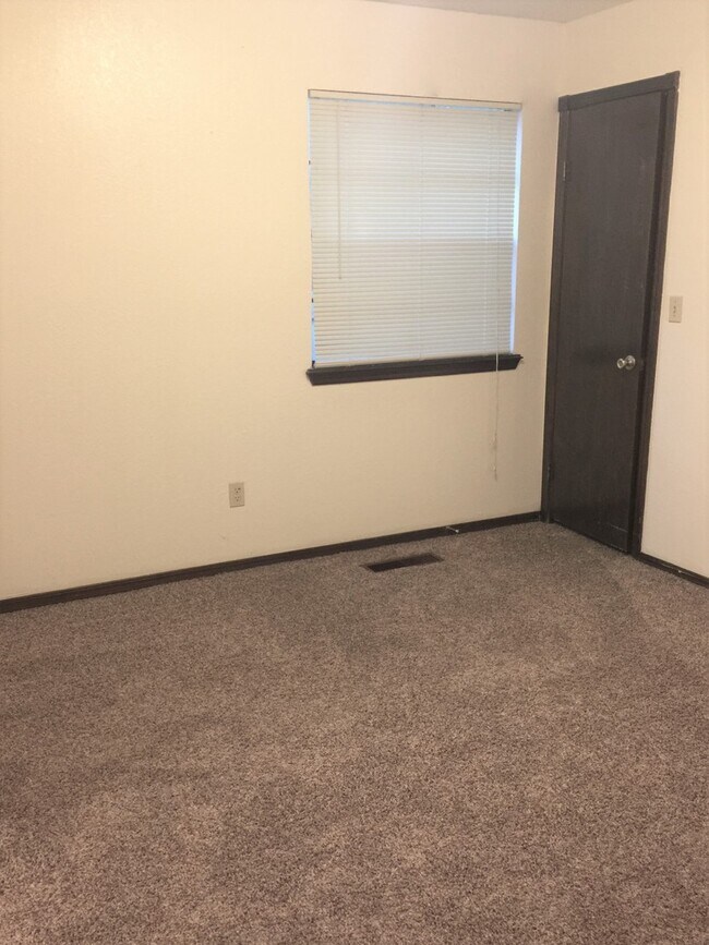 Building Photo - 904-904 Aspen Ct