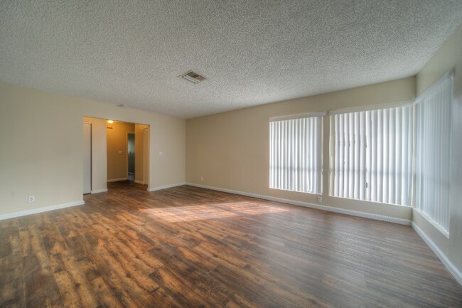 Building Photo - 41084 Beachwood Ave
