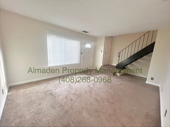 Building Photo - Town Home in Great Central Location near the Foothills!