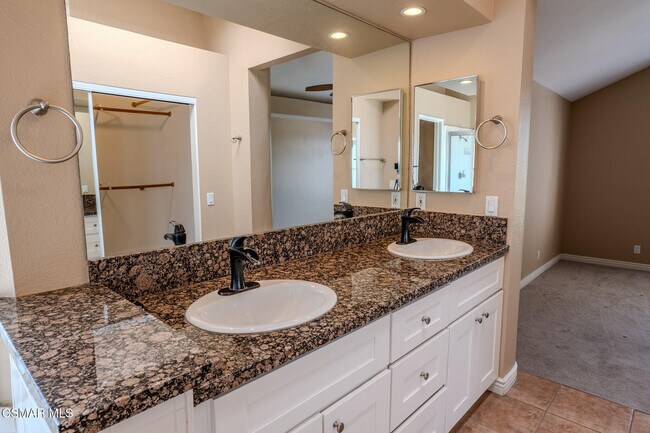 Building Photo - 2704 Simi Hills Ln
