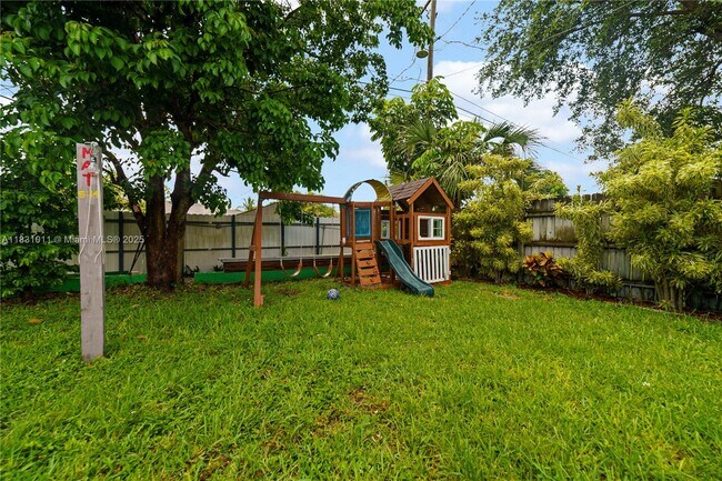 Building Photo - 16400 SW 100th Ct