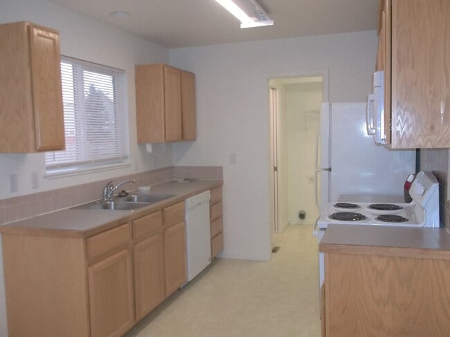 Building Photo - Bright & Inviting Wellington Townhome