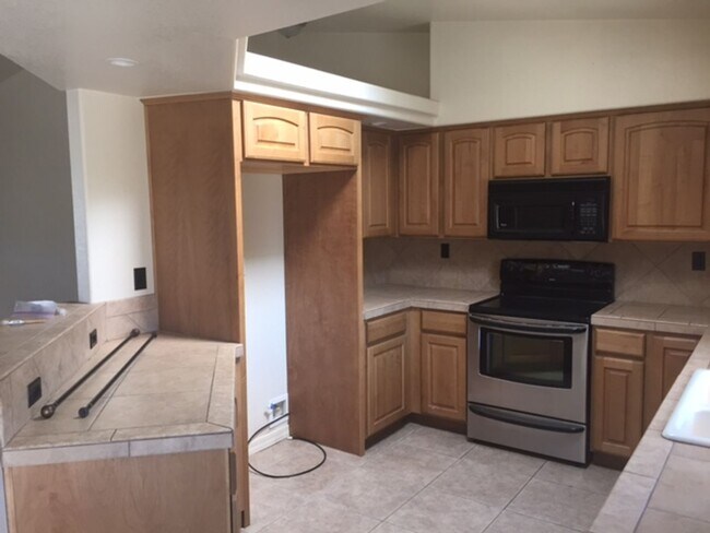 Building Photo - Valle Vista home, just outside of Kingman ...