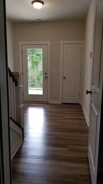 Building Photo - Room in Townhome on Sharon Towns Dr