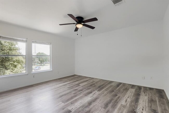 Building Photo - 512 Woodford Dr