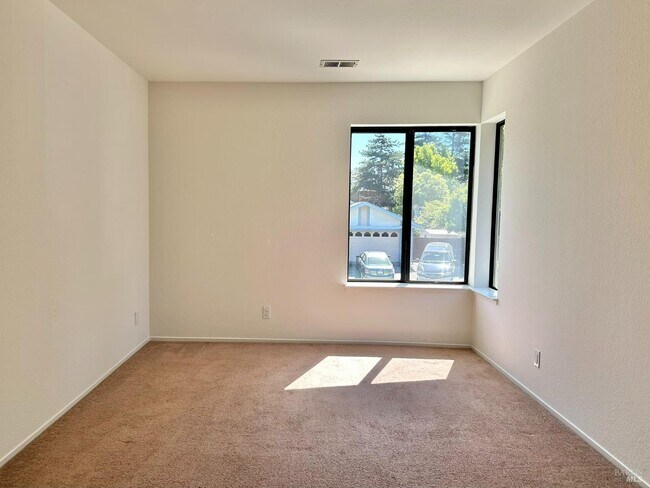 Building Photo - 768 Rose Dr