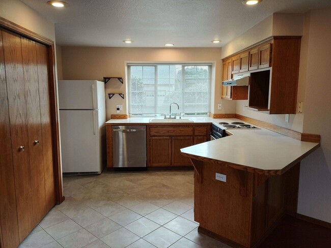 Building Photo - Beautiful Eugene 3 Bed 2 Bath Single Famil...