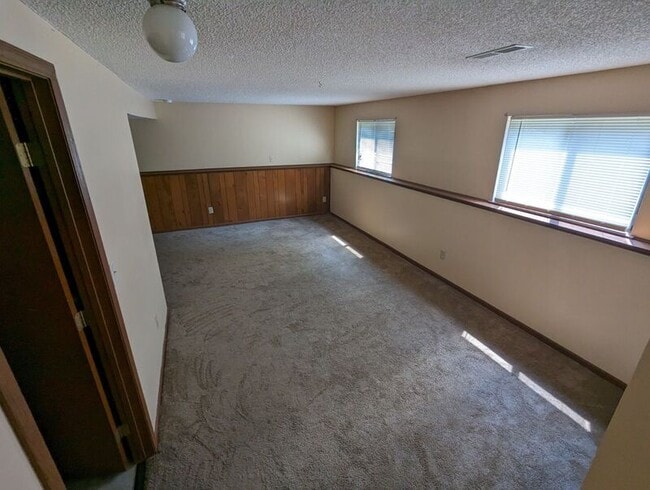 Building Photo - 5851 Meadowhurst Way