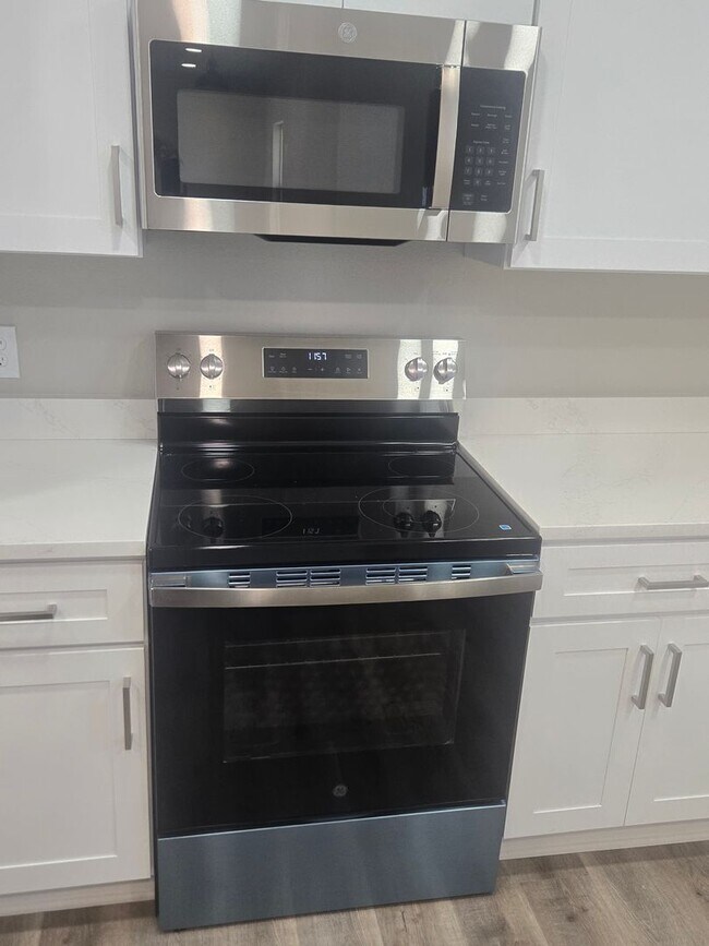 Building Photo - Newly remodeled 4 bedroom 3 full bath two story home located in the heart of Weatherford, TX