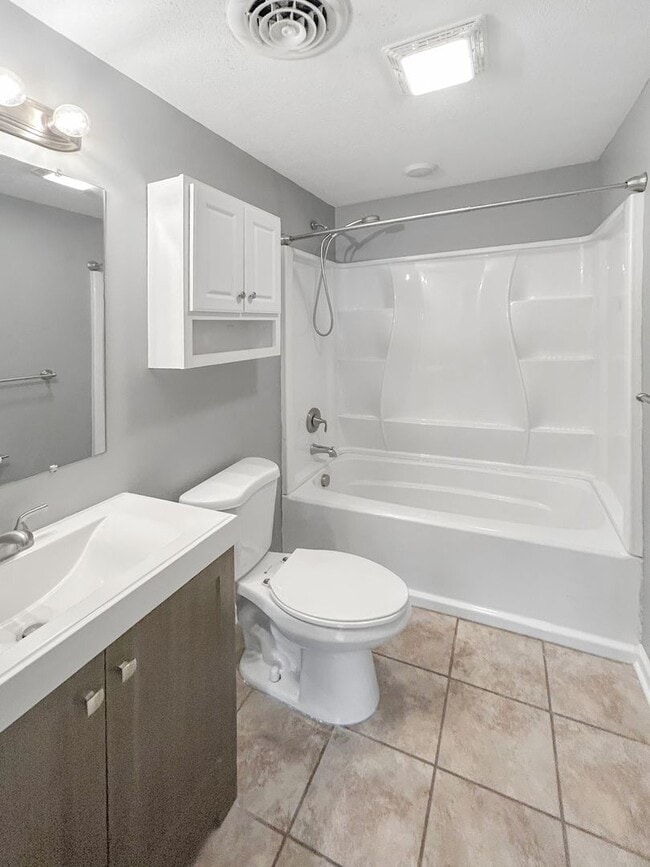 Building Photo - Welcome to this charming 2-bedroom, 1-bath...