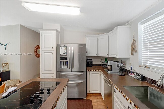 Building Photo - 945 Plantation Rd