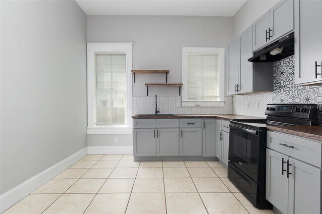 Building Photo - 906 E 11th Ave