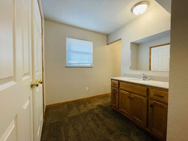 Building Photo - 1405 Neil Ln