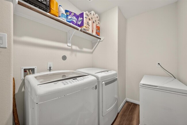 Building Photo - 15950 Boom Dr