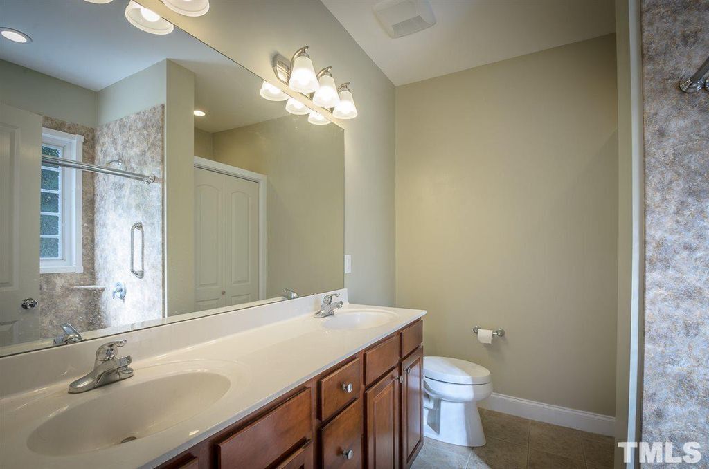 Building Photo - 202 Frontgate Dr