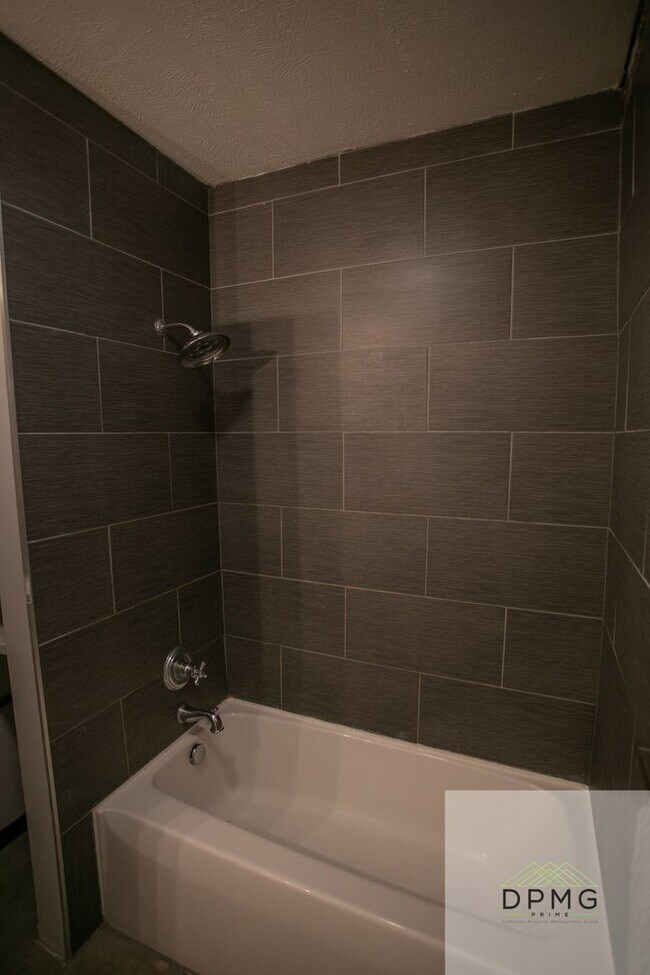 Building Photo - 108 S Hosmer St