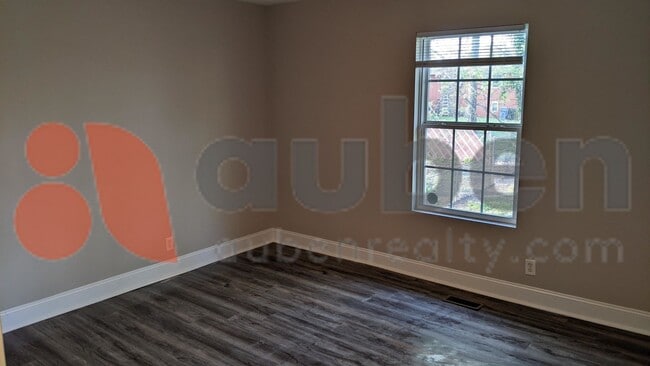 Building Photo - 4 Bedroom 2 Bathroom! Pet Friendly! Ask about our move-in specials! Housing Voucher Accepted!