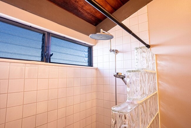 Building Photo - Unfurnished 3 bedroom 3 bath condo with oc...