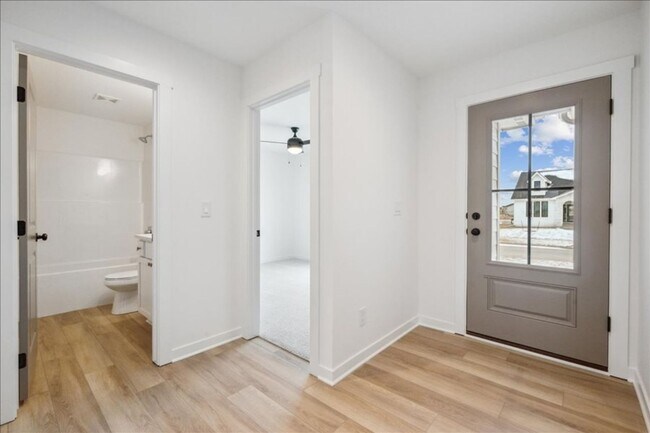 Building Photo - FINISHED BASEMENT!! 4 Bed, 3 Bath Townhome in Ankeny