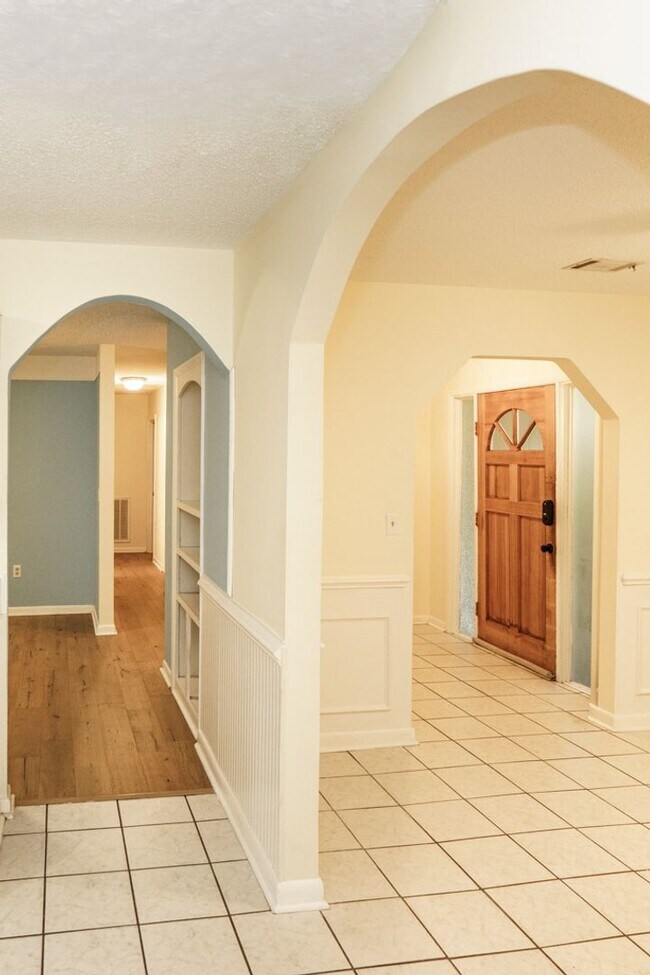 Building Photo - Beautiful 4 bedroom in the heart of Mossy ...