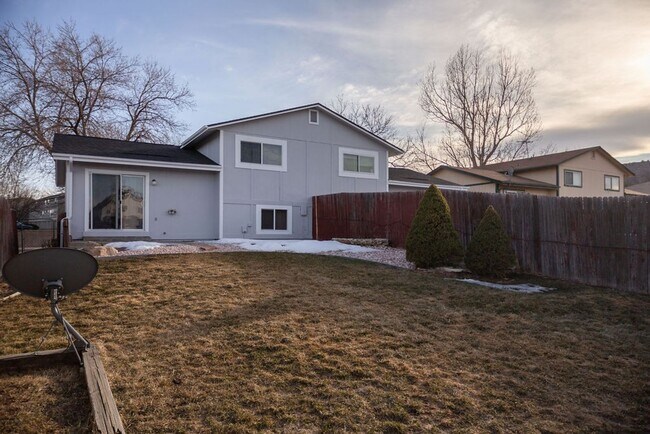Building Photo - 3208 Spruce Dr