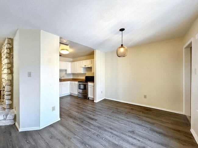 Building Photo - Charming 2-Bedroom Condo with Modern Ameni...