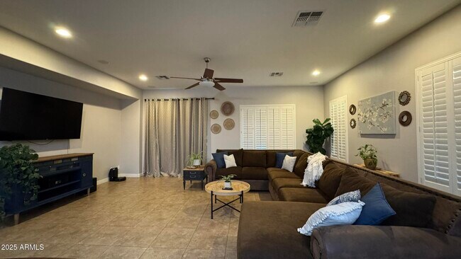 Building Photo - 2531 E Iris Dr