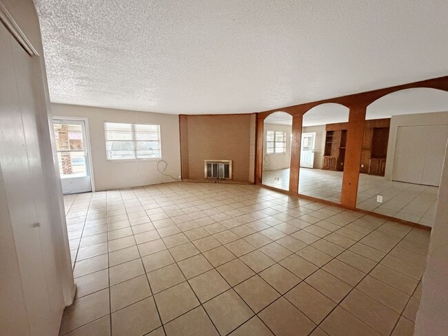 Building Photo - 419 W Kiowa Ave