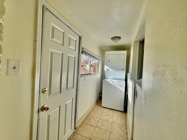 Building Photo - Charming 2 bedroom 1 bath ranch style duplex