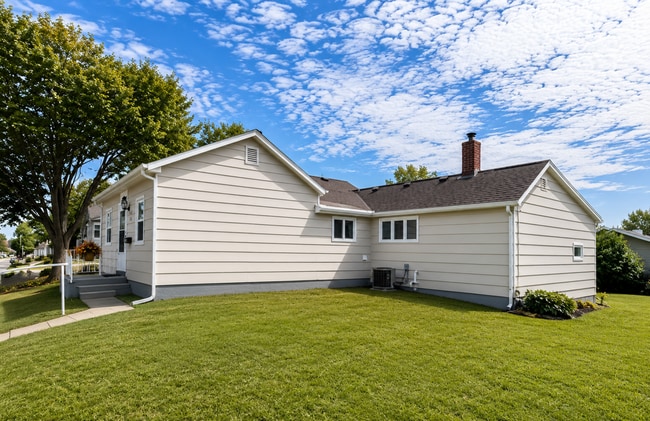 Building Photo - Charming 2-Bedroom Clinton Home with Garage!