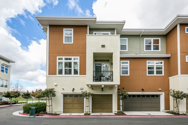 Building Photo - 460 E 28th Ave
