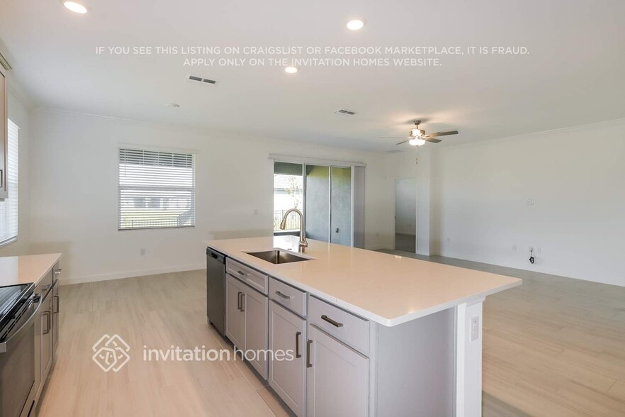 Building Photo - 14137 17th Ct E