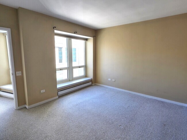 Building Photo - 57 E Delaware Pl