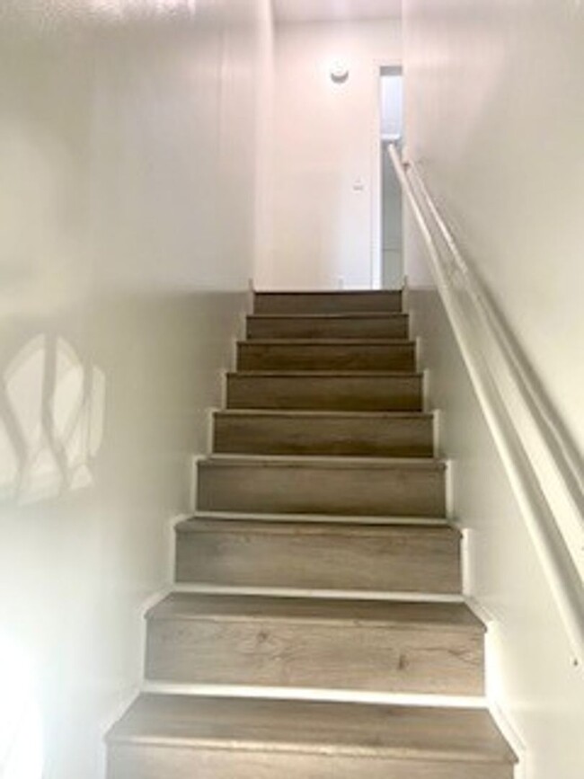 Building Photo - Very cute 2 bedroom 1 1/2 bath town-home c...