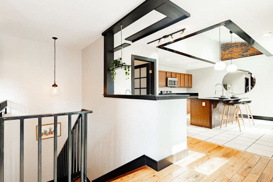 Building Photo - 1304 Broadway-SI ID1056130P