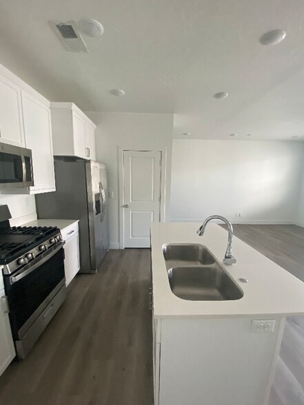 Building Photo - 5801 S Garnet Dr