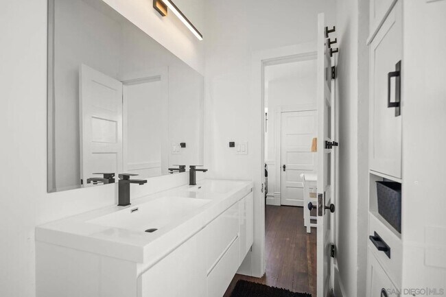Building Photo - 1021 E Avenue Unit