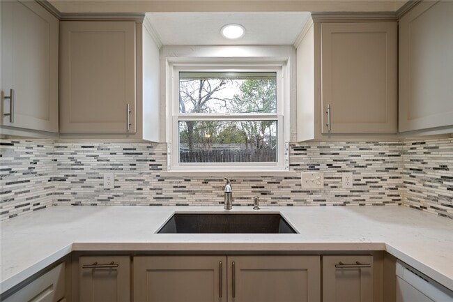 Building Photo - 8110 Bob White Dr