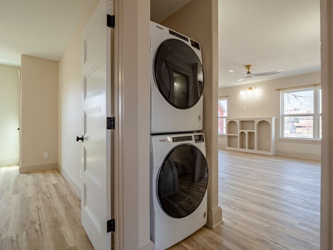 Building Photo - 922