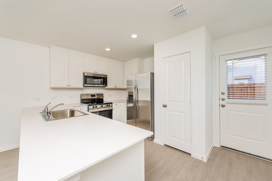 Building Photo - 1215 Maple St